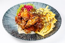 Крылышки в соусе сладкий чили с картофелем фри