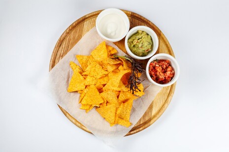 Начос с соусами